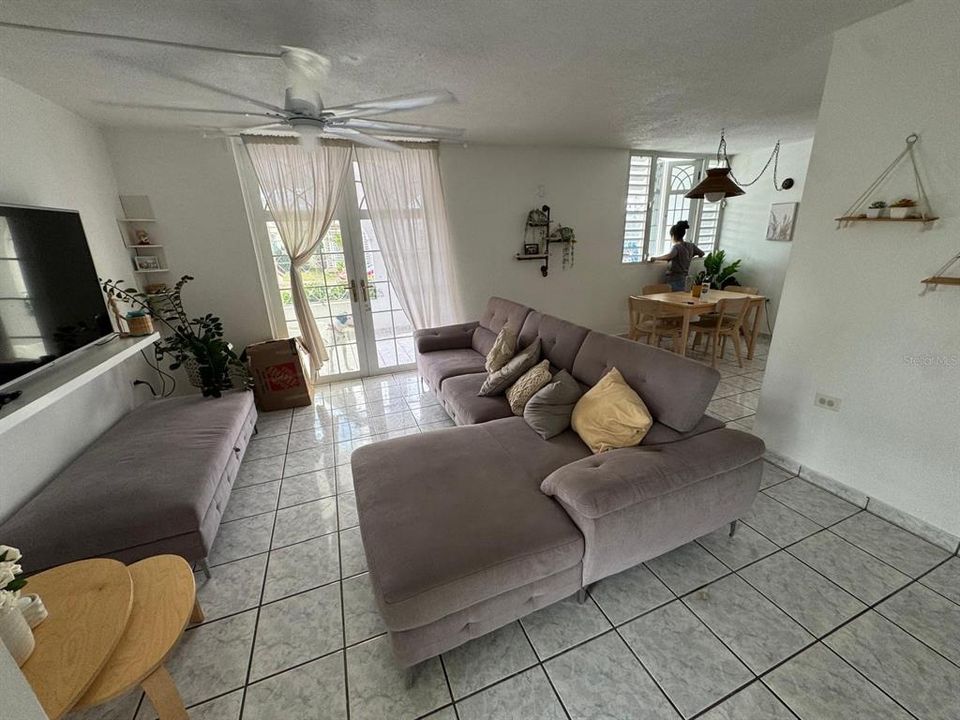 Под контрактом: $260,000 (3 спален, 2 ванн, 2034 Квадратных фут)