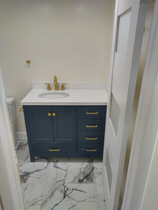 For Sale: $285,000 (1 beds, 1 baths, 659 Square Feet)