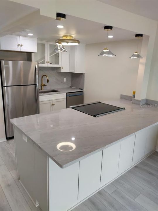 For Sale: $285,000 (1 beds, 1 baths, 659 Square Feet)