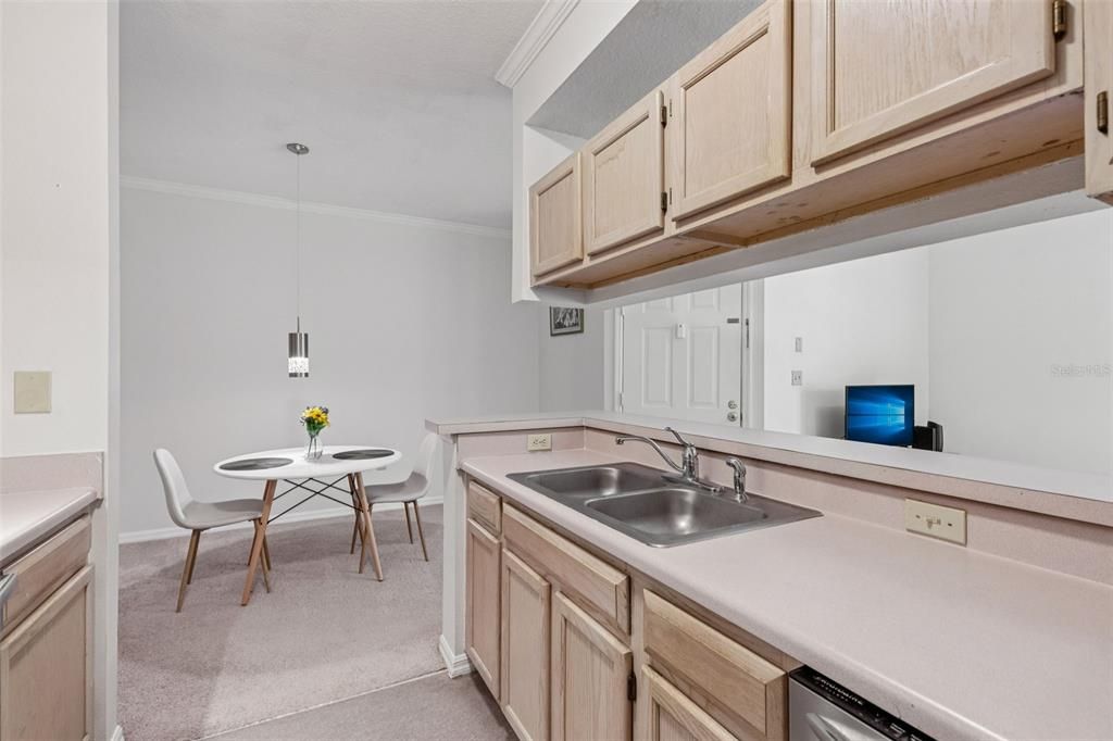 For Sale: $174,900 (1 beds, 1 baths, 734 Square Feet)