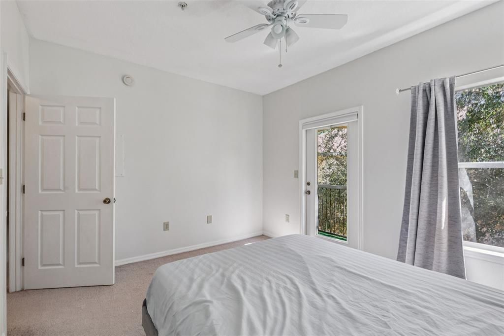 For Sale: $174,900 (1 beds, 1 baths, 734 Square Feet)