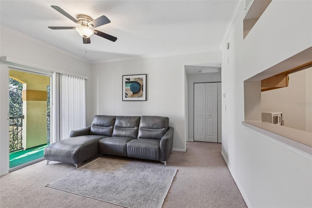 For Sale: $174,900 (1 beds, 1 baths, 734 Square Feet)