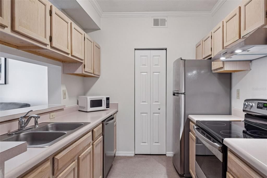 For Sale: $174,900 (1 beds, 1 baths, 734 Square Feet)