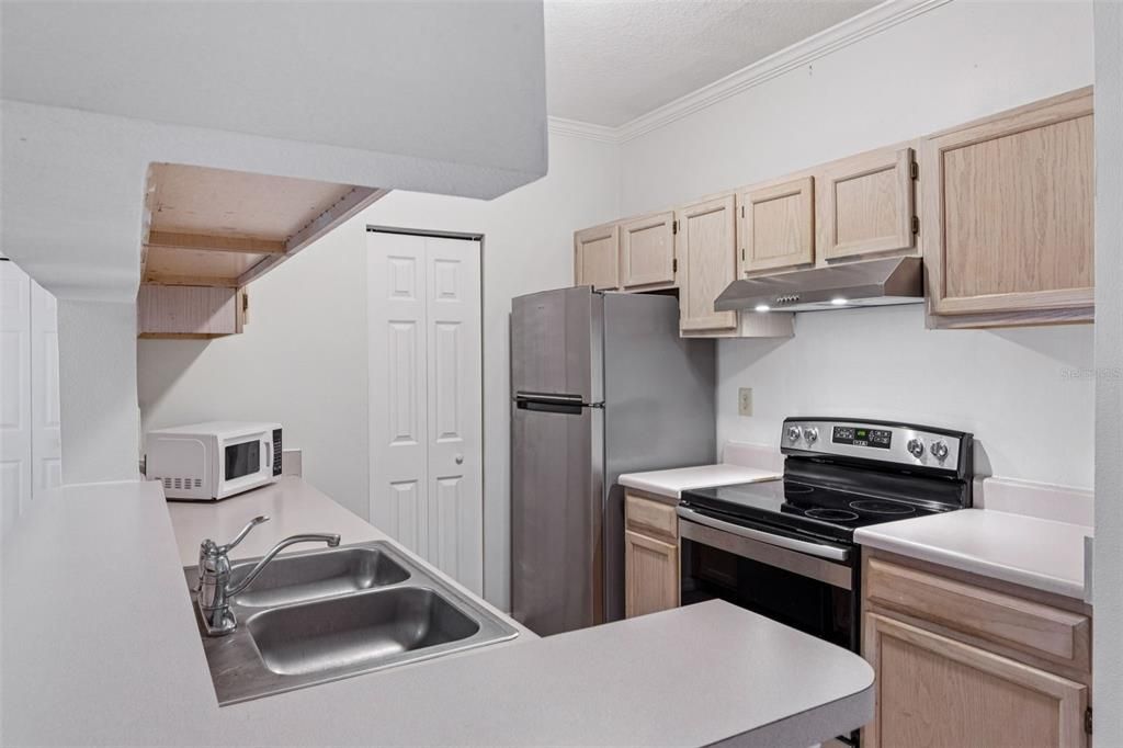For Sale: $174,900 (1 beds, 1 baths, 734 Square Feet)
