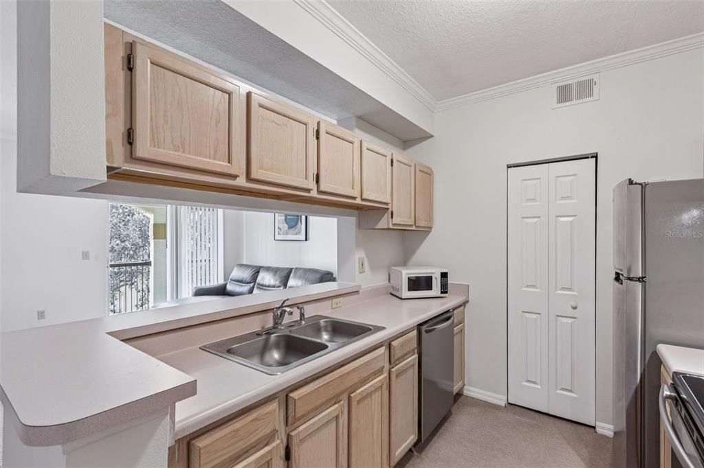 For Sale: $174,900 (1 beds, 1 baths, 734 Square Feet)