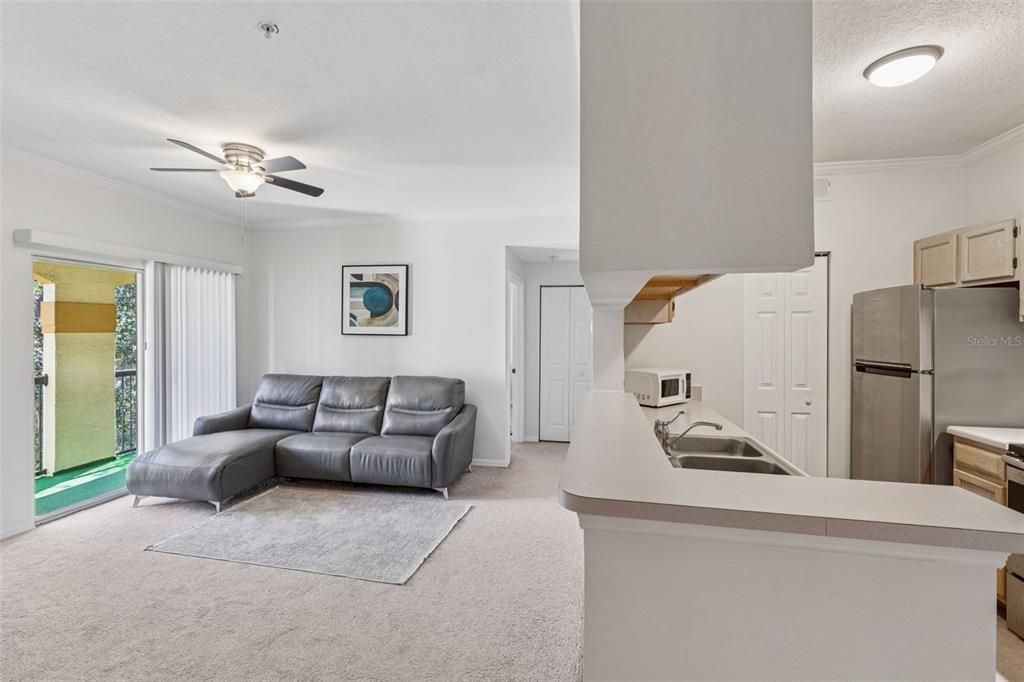 For Sale: $174,900 (1 beds, 1 baths, 734 Square Feet)