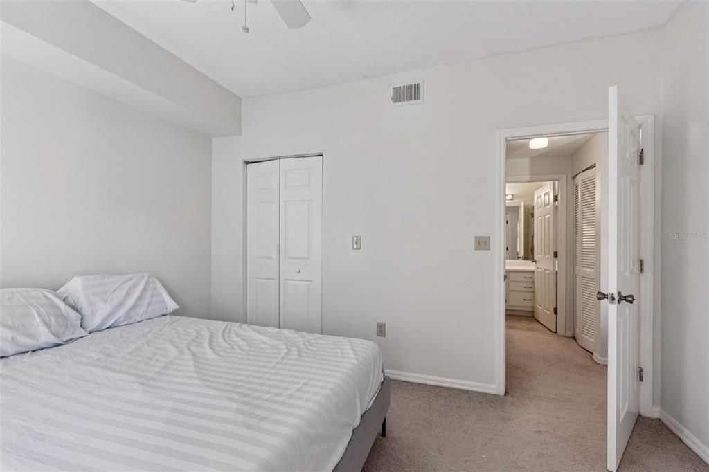 For Sale: $174,900 (1 beds, 1 baths, 734 Square Feet)