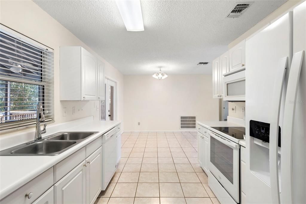 For Sale: $279,900 (3 beds, 2 baths, 1216 Square Feet)