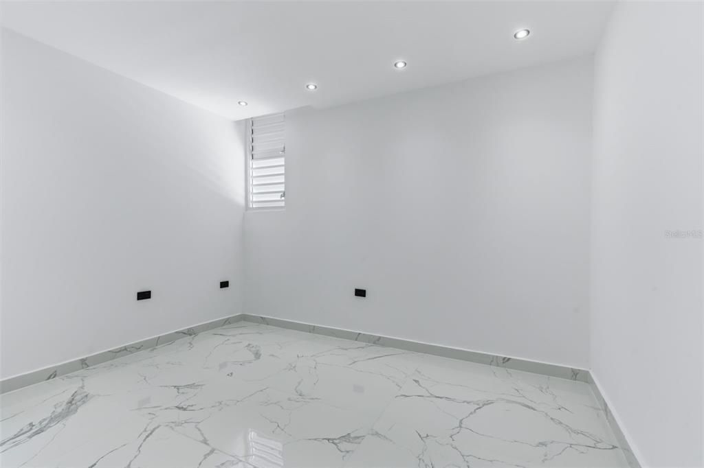 Activo con contrato: $410,000 (4 camas, 2 baños, 2100 Pies cuadrados)