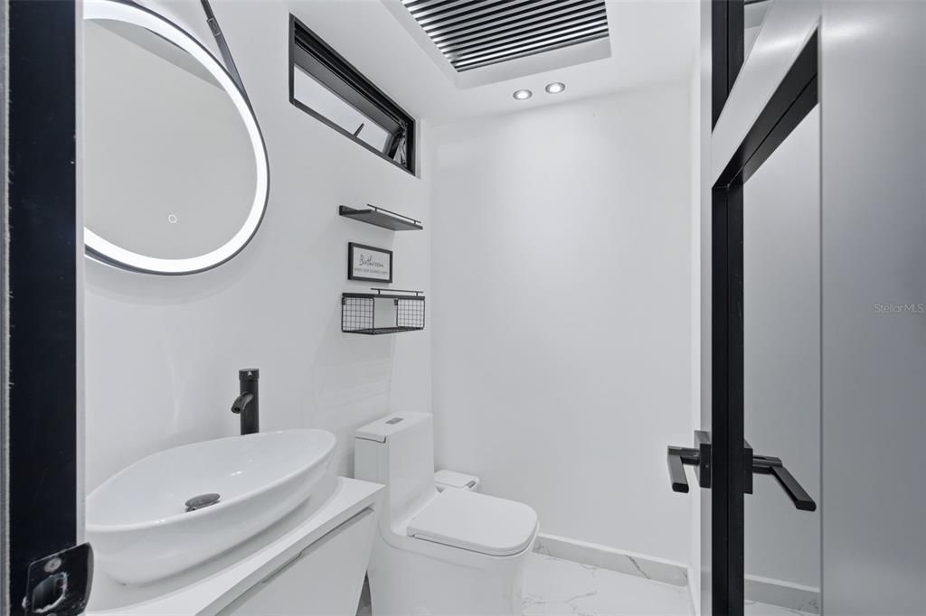 Activo con contrato: $410,000 (4 camas, 2 baños, 2100 Pies cuadrados)