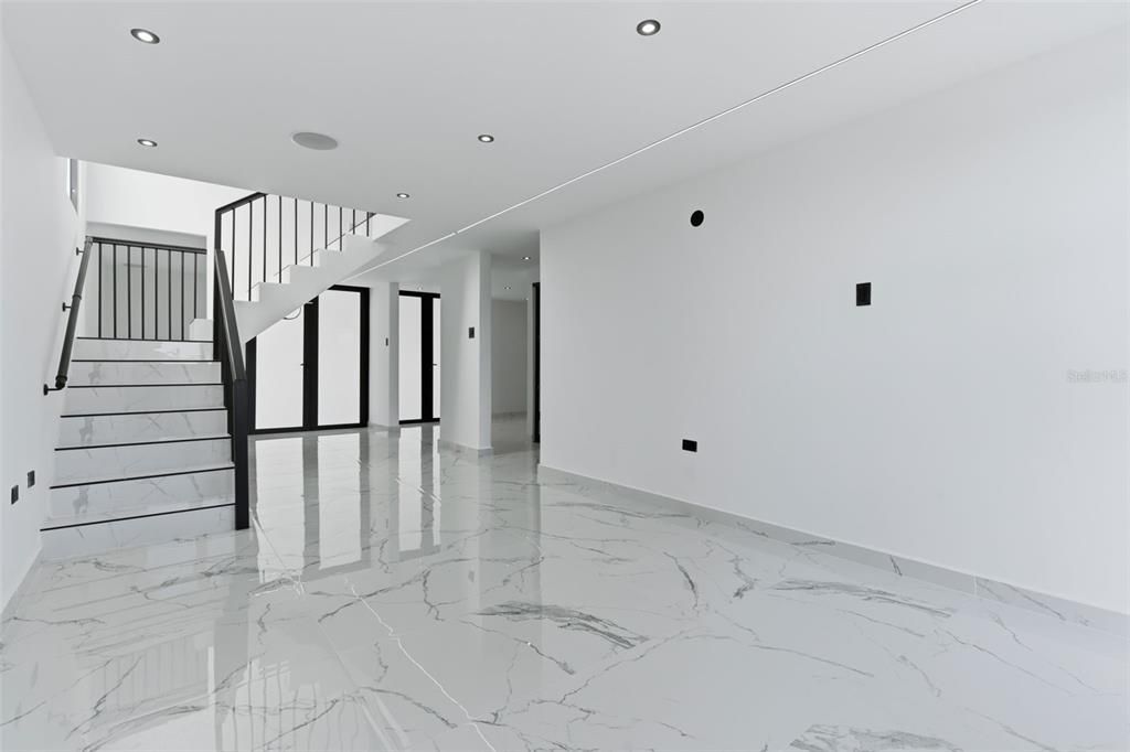 Activo con contrato: $410,000 (4 camas, 2 baños, 2100 Pies cuadrados)