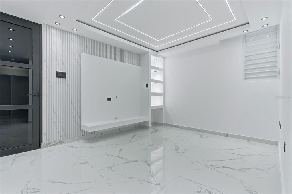 Activo con contrato: $410,000 (4 camas, 2 baños, 2100 Pies cuadrados)