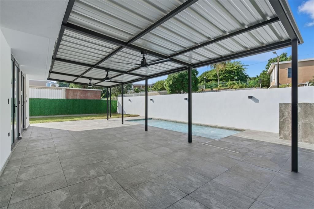 Activo con contrato: $410,000 (4 camas, 2 baños, 2100 Pies cuadrados)