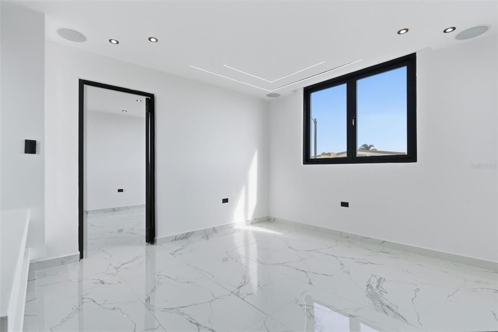 Activo con contrato: $410,000 (4 camas, 2 baños, 2100 Pies cuadrados)