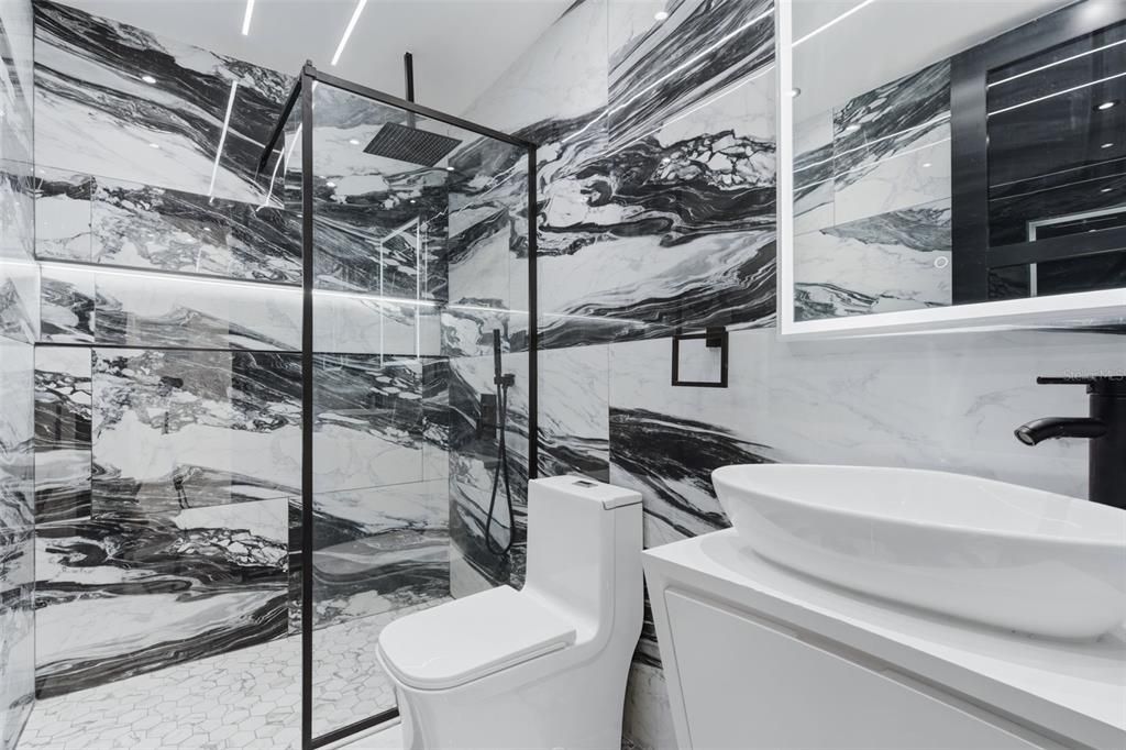 Activo con contrato: $410,000 (4 camas, 2 baños, 2100 Pies cuadrados)