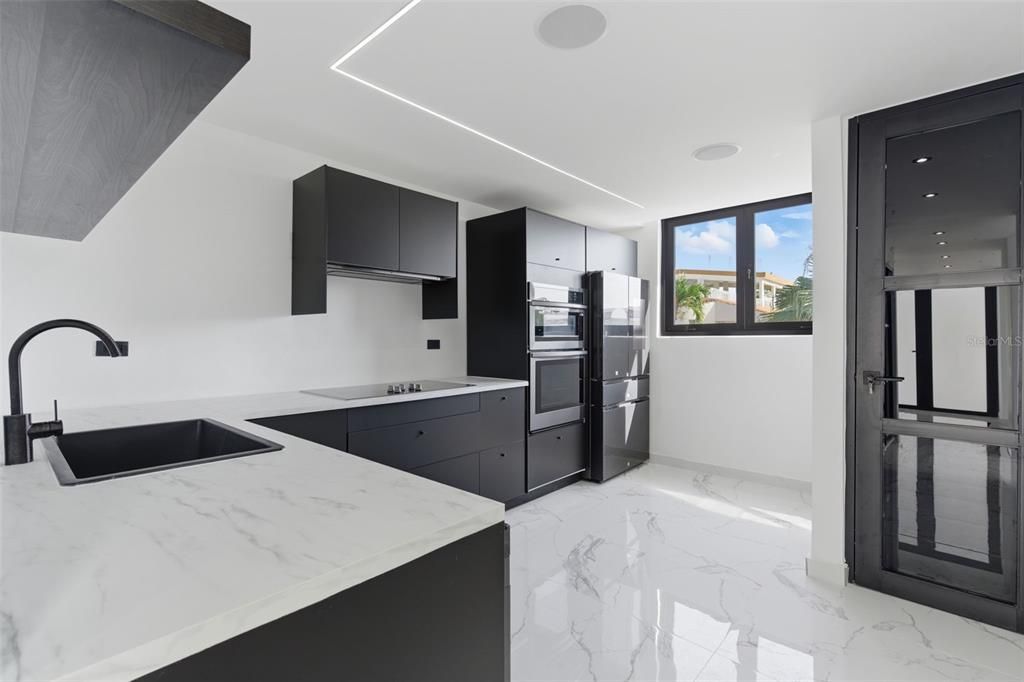 Activo con contrato: $410,000 (4 camas, 2 baños, 2100 Pies cuadrados)