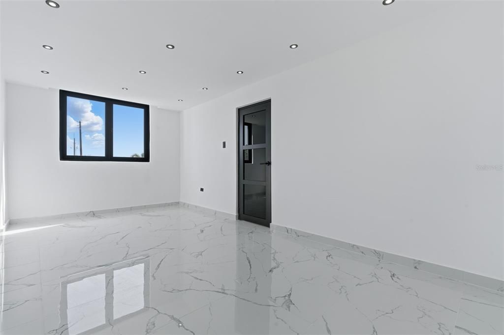 Activo con contrato: $410,000 (4 camas, 2 baños, 2100 Pies cuadrados)