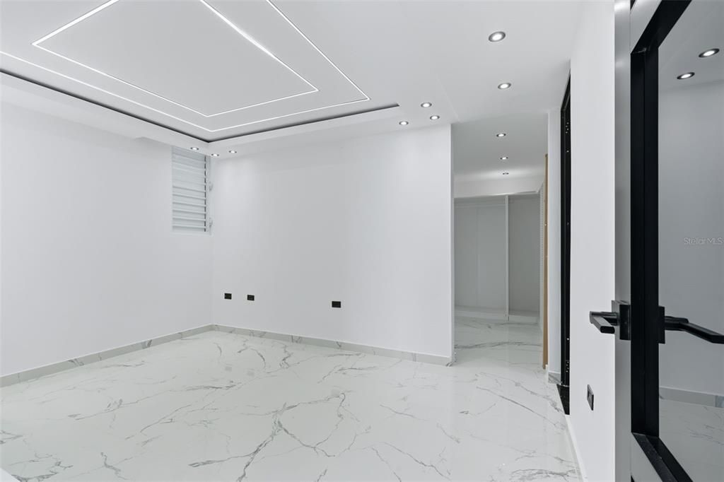 Activo con contrato: $410,000 (4 camas, 2 baños, 2100 Pies cuadrados)