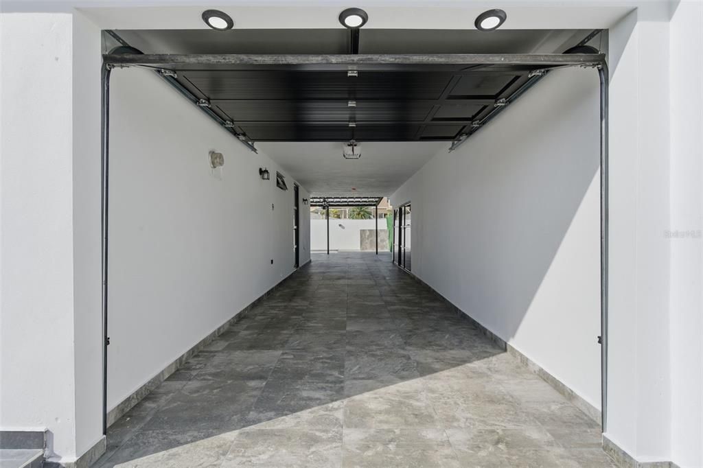 Activo con contrato: $410,000 (4 camas, 2 baños, 2100 Pies cuadrados)