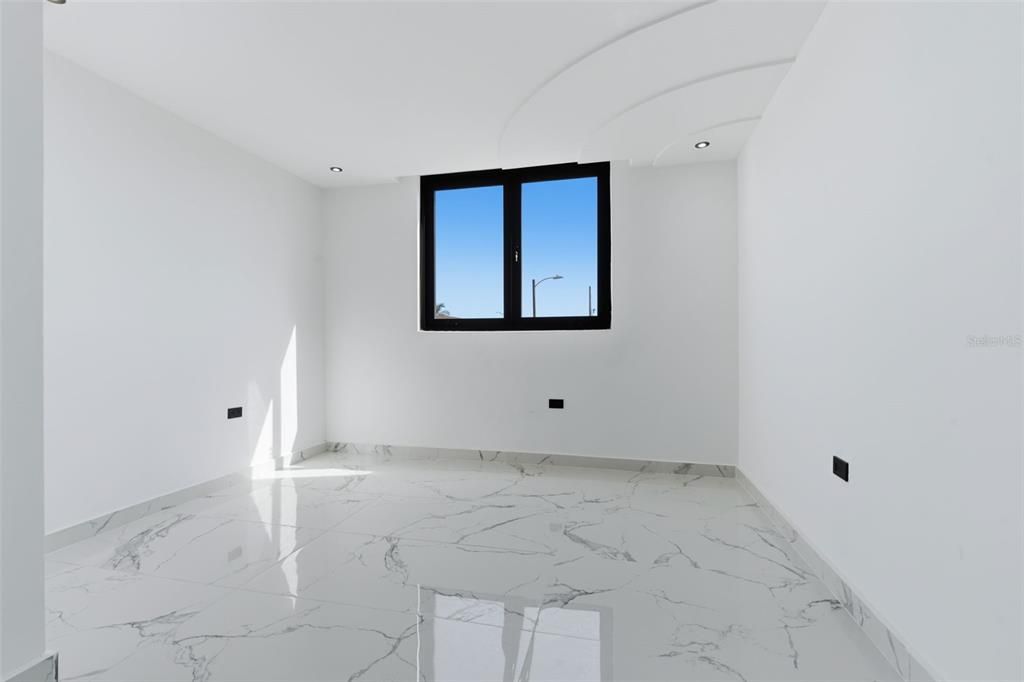 Activo con contrato: $410,000 (4 camas, 2 baños, 2100 Pies cuadrados)