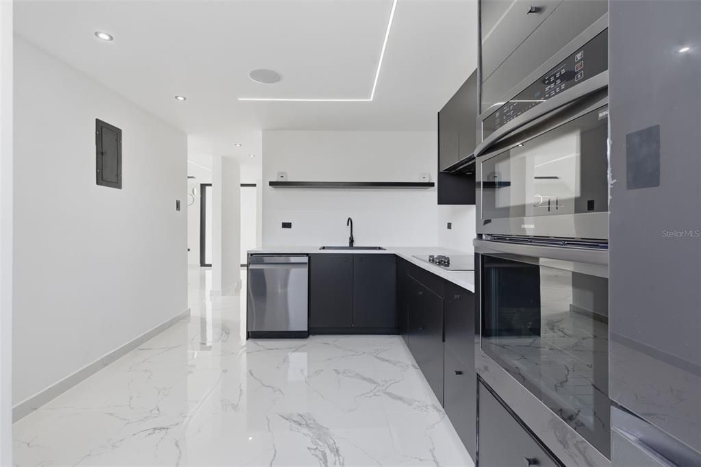 Activo con contrato: $410,000 (4 camas, 2 baños, 2100 Pies cuadrados)