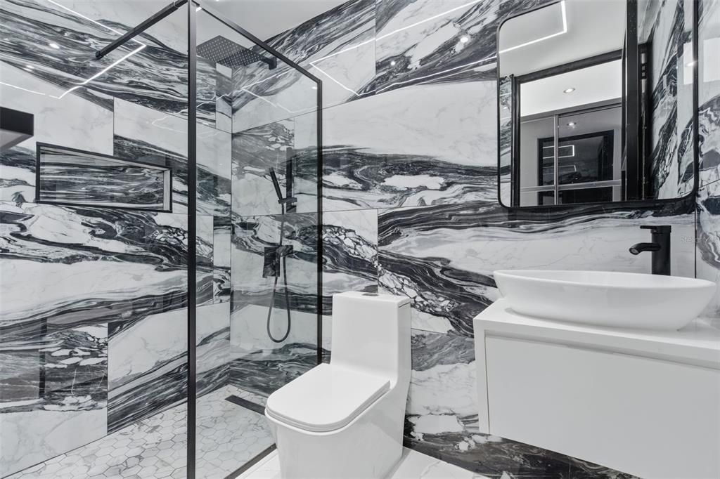 Activo con contrato: $410,000 (4 camas, 2 baños, 2100 Pies cuadrados)