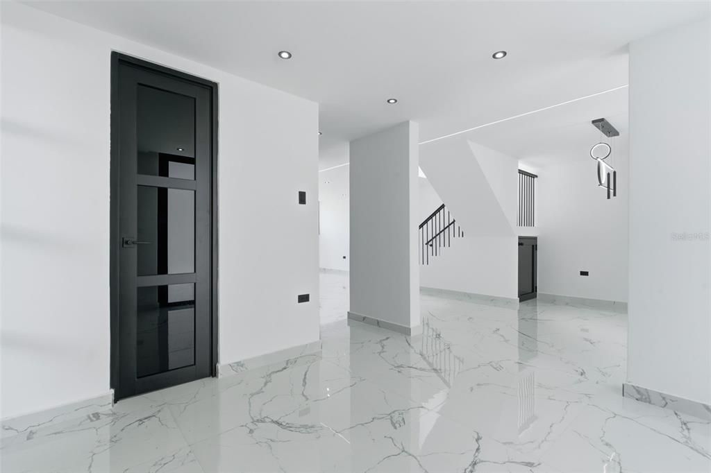 Activo con contrato: $410,000 (4 camas, 2 baños, 2100 Pies cuadrados)