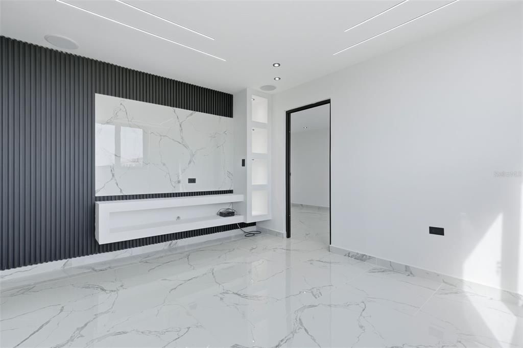 Activo con contrato: $410,000 (4 camas, 2 baños, 2100 Pies cuadrados)