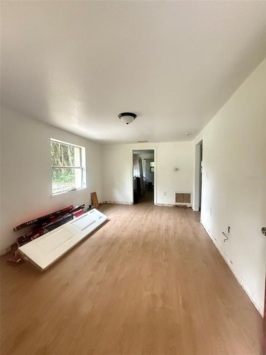 Active With Contract: $115,000 (3 beds, 1 baths, 984 Square Feet)