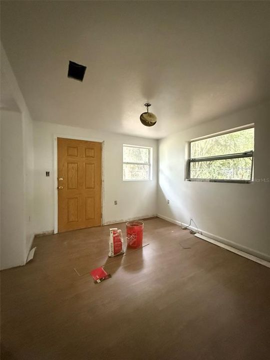 Active With Contract: $115,000 (3 beds, 1 baths, 984 Square Feet)