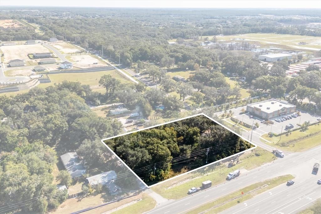 На продажу: $700,000 (0.93 acres)