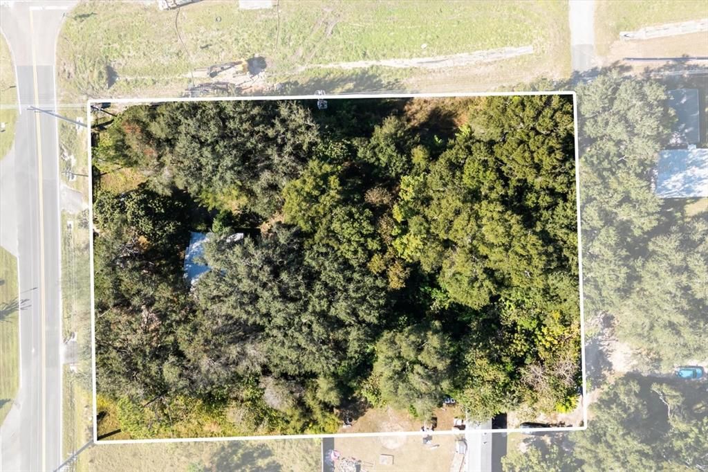 На продажу: $700,000 (0.93 acres)