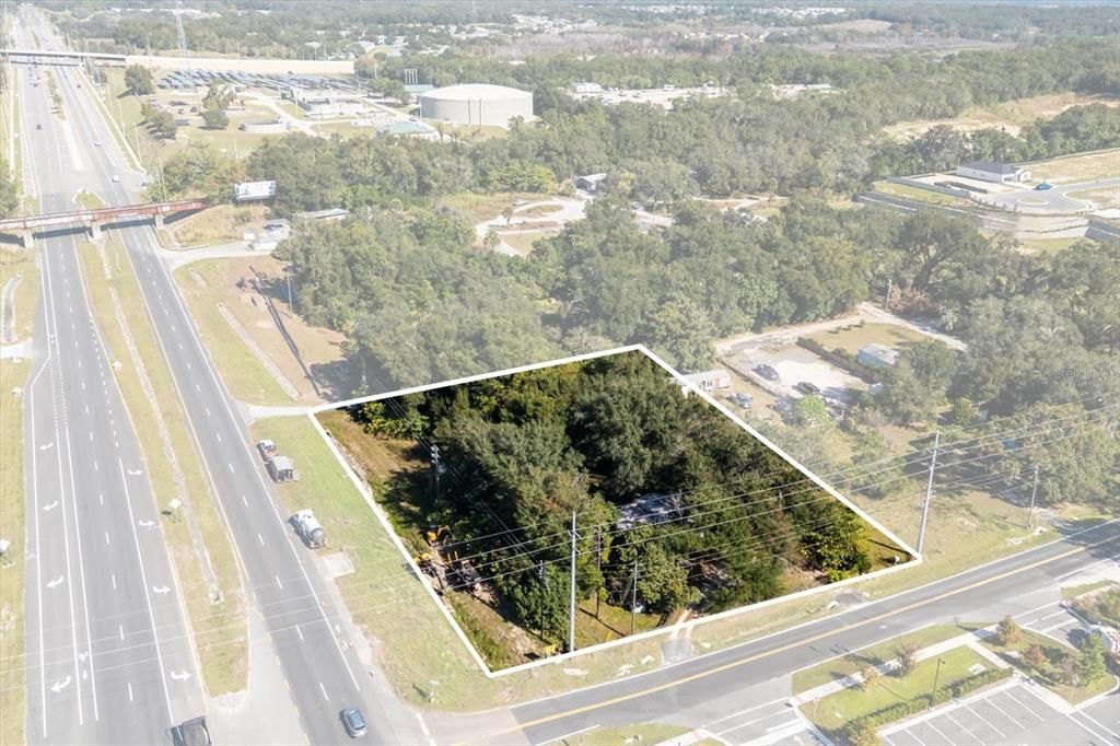 На продажу: $700,000 (0.93 acres)