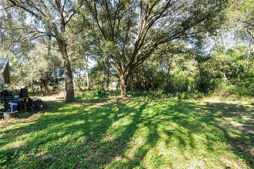 На продажу: $700,000 (0.93 acres)