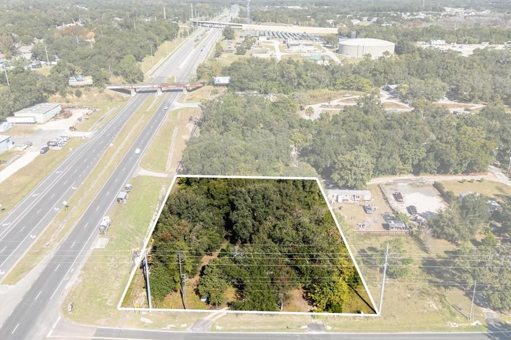 На продажу: $700,000 (0.93 acres)