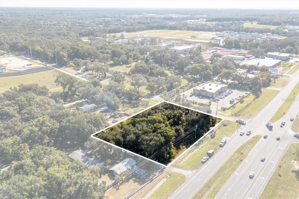 На продажу: $700,000 (0.93 acres)