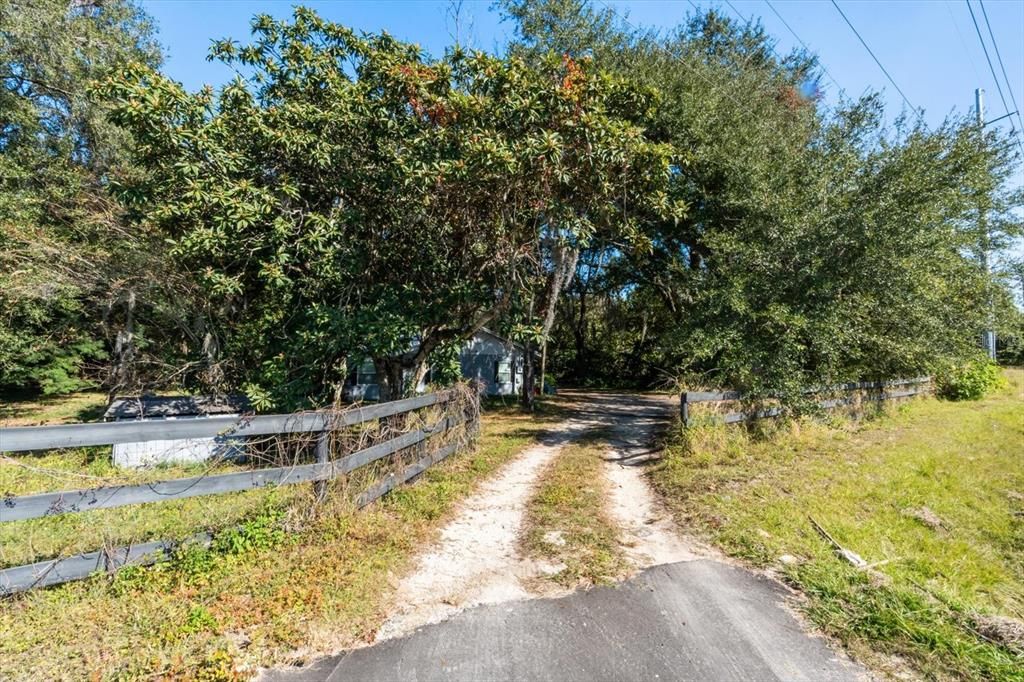 На продажу: $700,000 (0.93 acres)