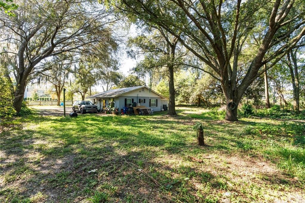 На продажу: $700,000 (0.93 acres)