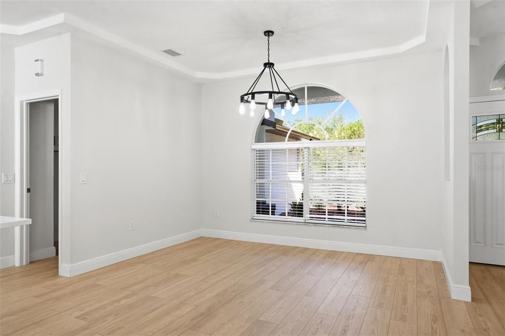 Под контрактом: $675,000 (3 спален, 2 ванн, 1889 Квадратных фут)