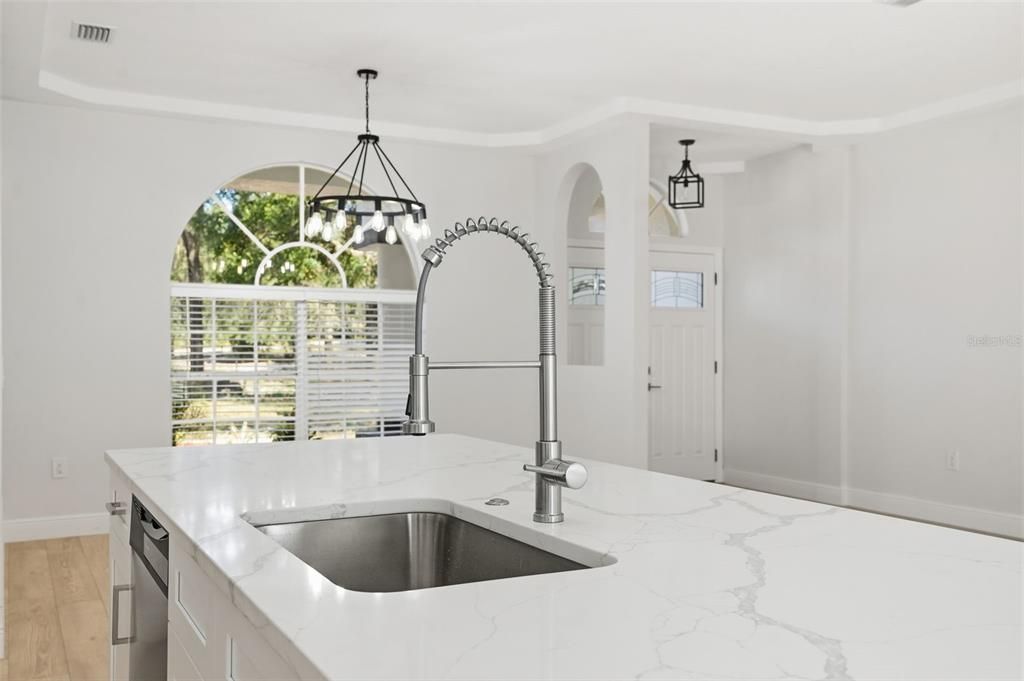 Под контрактом: $675,000 (3 спален, 2 ванн, 1889 Квадратных фут)