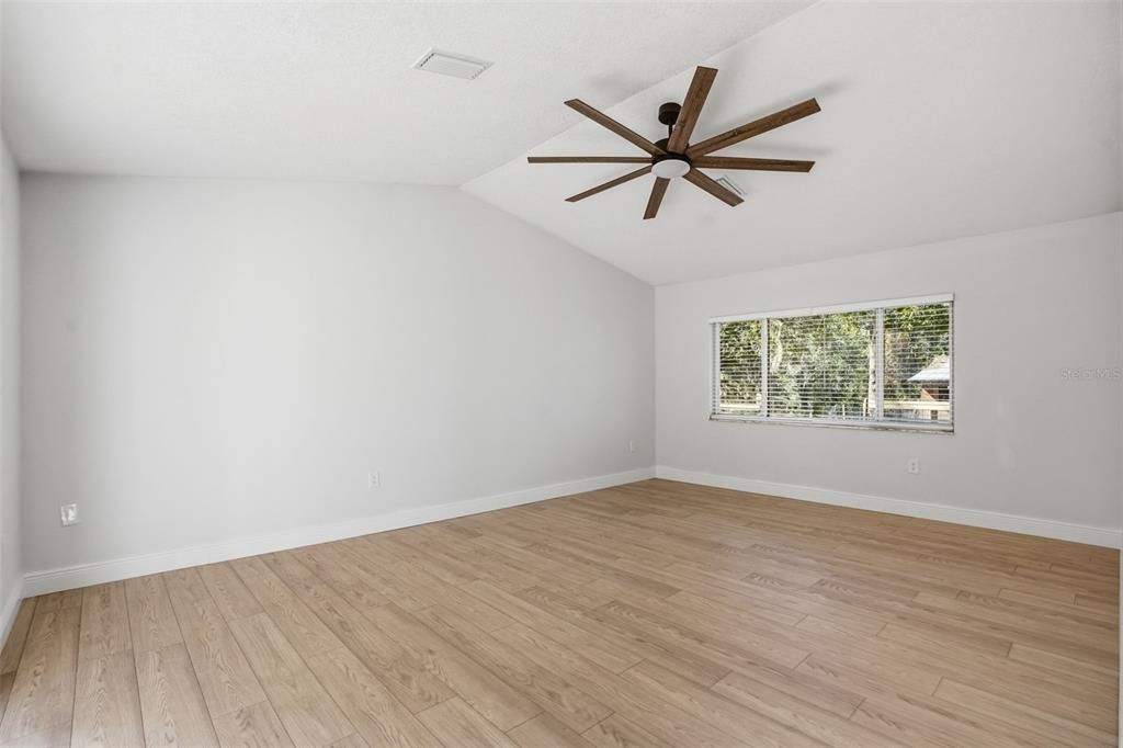 Под контрактом: $675,000 (3 спален, 2 ванн, 1889 Квадратных фут)