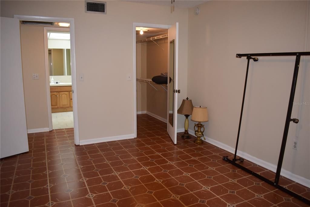 出租: $1,600 (1 贝兹, 1 浴室, 815 平方英尺)