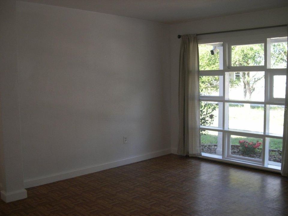 出租: $1,850 (2 贝兹, 1 浴室, 947 平方英尺)