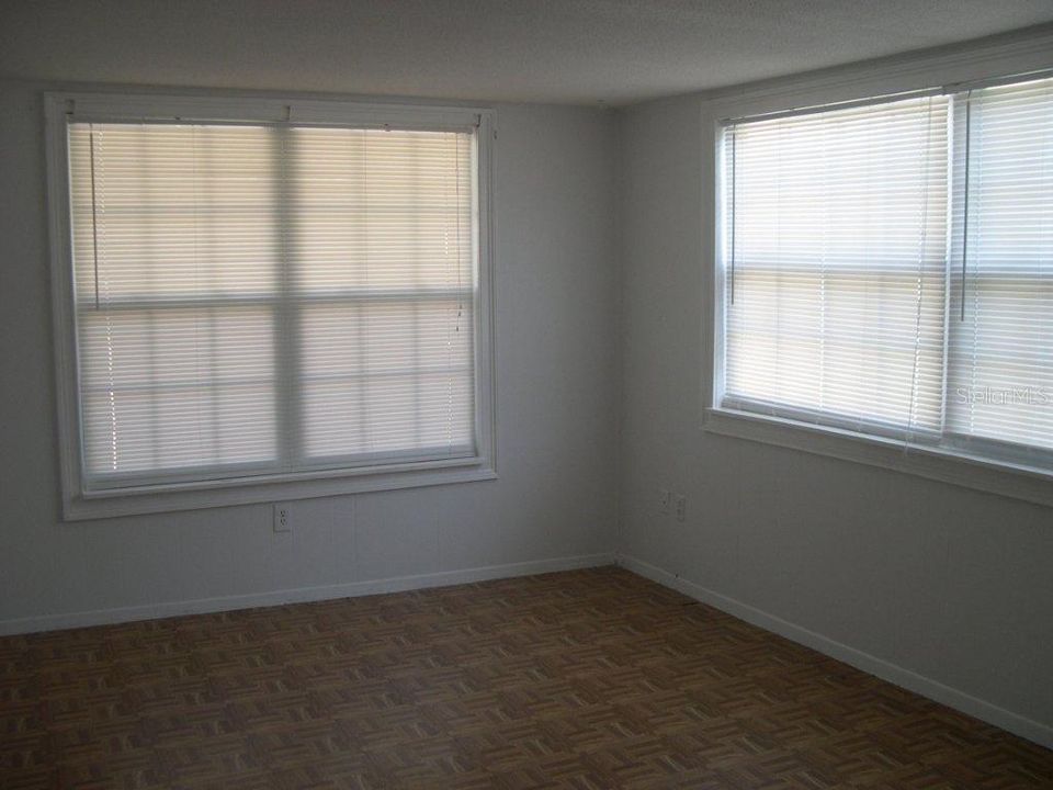 出租: $1,850 (2 贝兹, 1 浴室, 947 平方英尺)