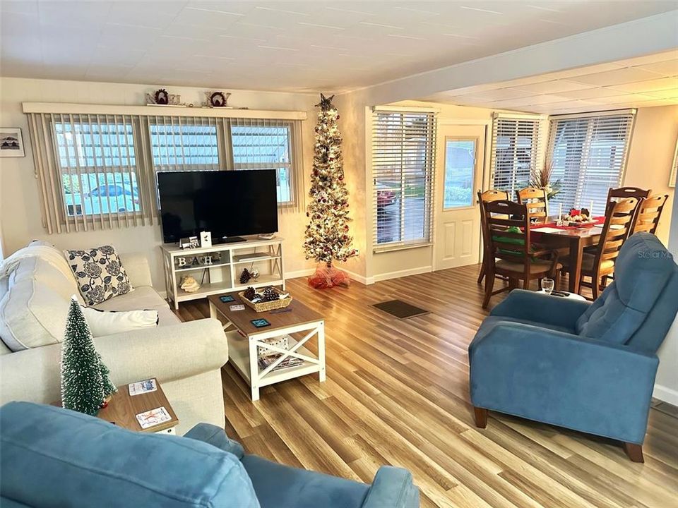 На продажу: $109,900 (2 спален, 1 ванн, 776 Квадратных фут)