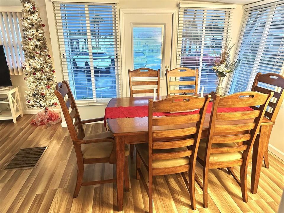 На продажу: $109,900 (2 спален, 1 ванн, 776 Квадратных фут)