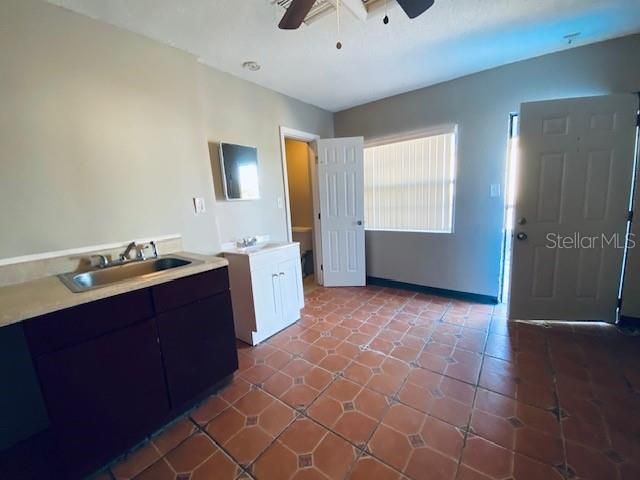 出租: $925 (1 贝兹, 1 浴室, 600 平方英尺)