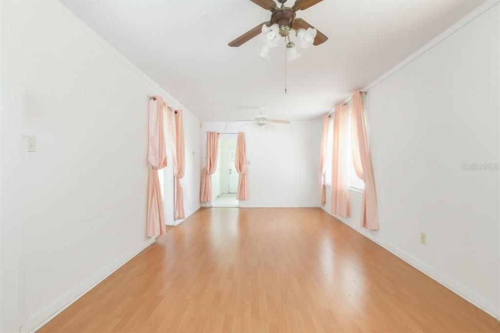 合同活跃: $150,000 (2 贝兹, 1 浴室, 875 平方英尺)