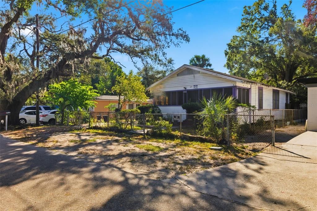 合同活跃: $150,000 (2 贝兹, 1 浴室, 875 平方英尺)