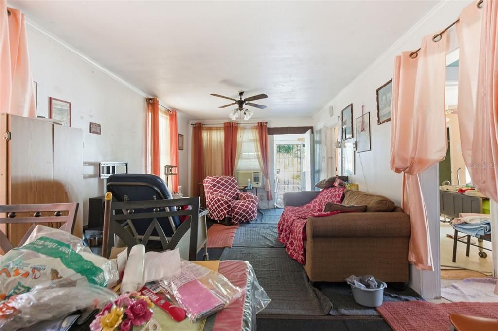 合同活跃: $150,000 (2 贝兹, 1 浴室, 875 平方英尺)